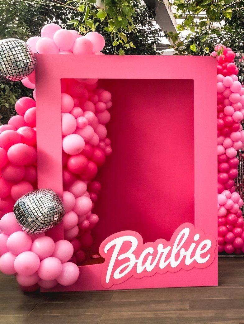 Scatola fotografica rosa a grandezza naturale con palloncini