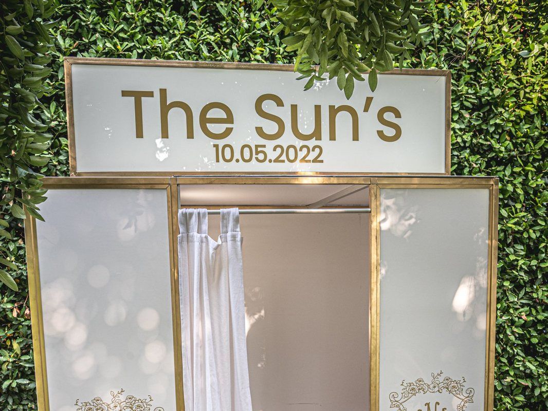 Cabina Exclusive bianca e oro con insegna personalizzata
