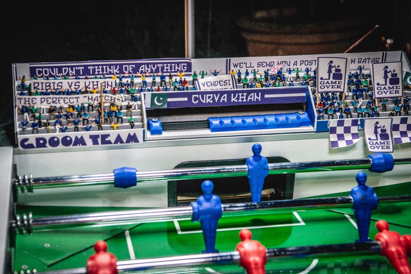 Calcio balilla con tribune personalizzate e omini rossi e blu