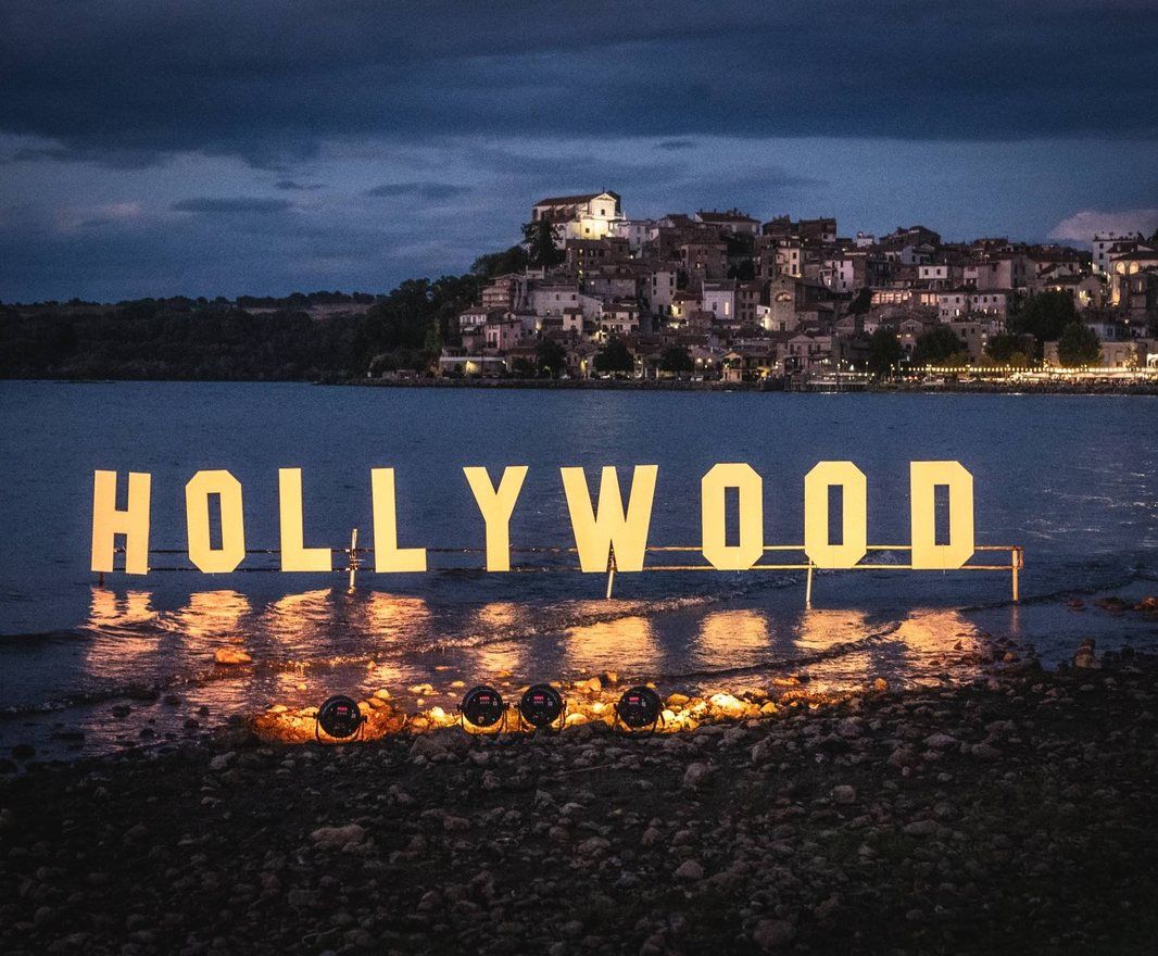 Lettere luminose HOLLYWOOD in riva al lago al crepuscolo