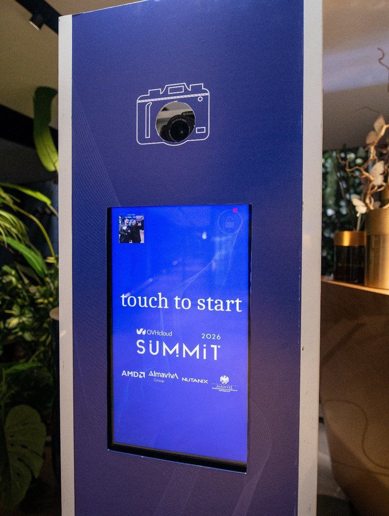 Totem blu con schermo touch a un summit aziendale