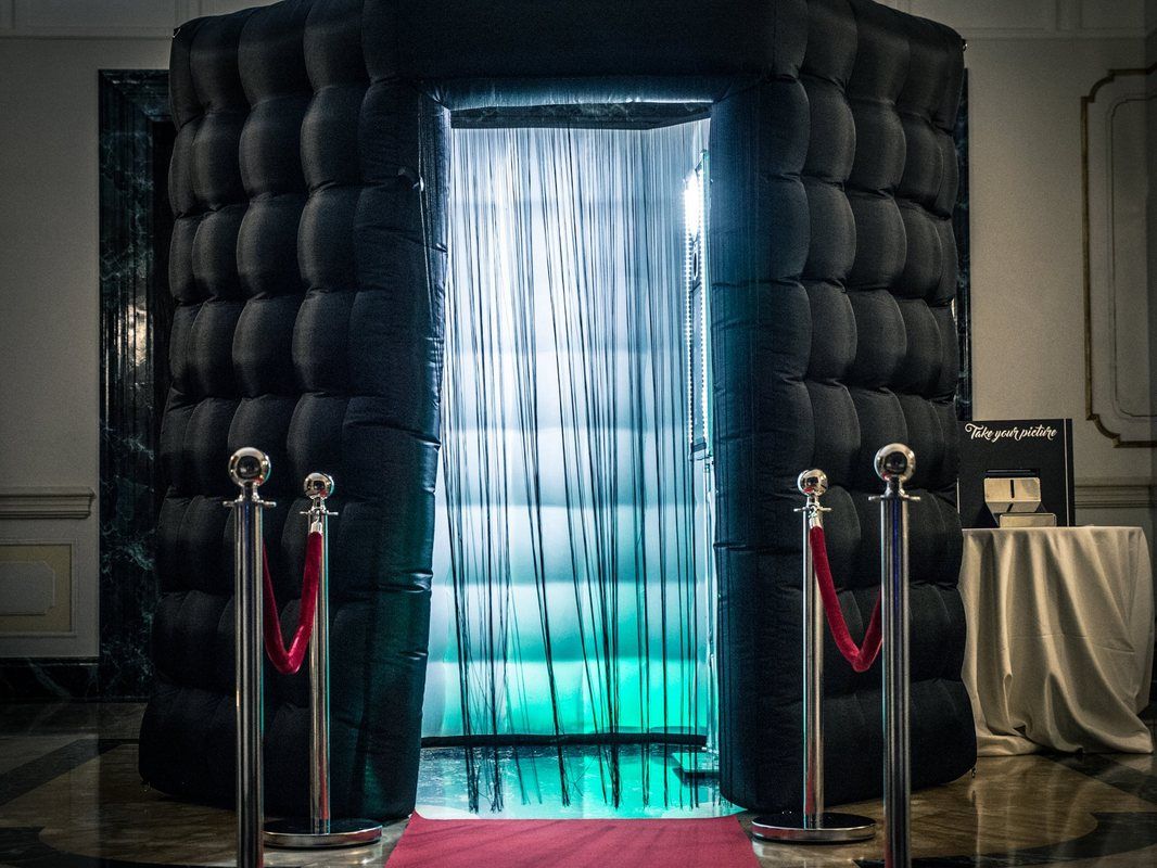 Room Booth gonfiabile nero con ingresso illuminato e tappeto rosso