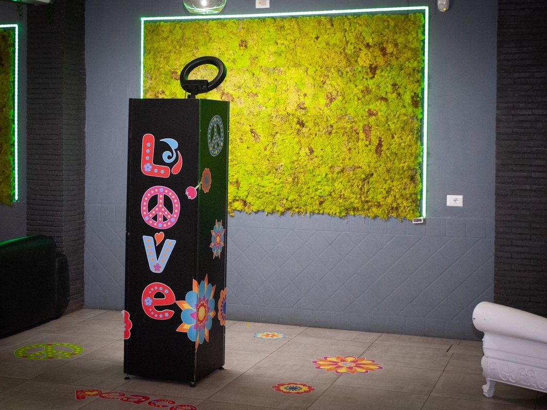 Totem personalizzato con grafica LOVE a colori