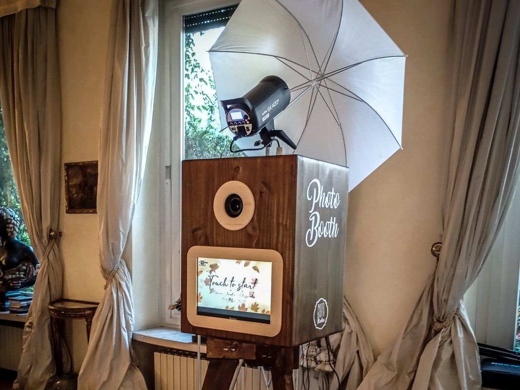 Totem Vintage in legno con ombrello flash accanto a una finestra